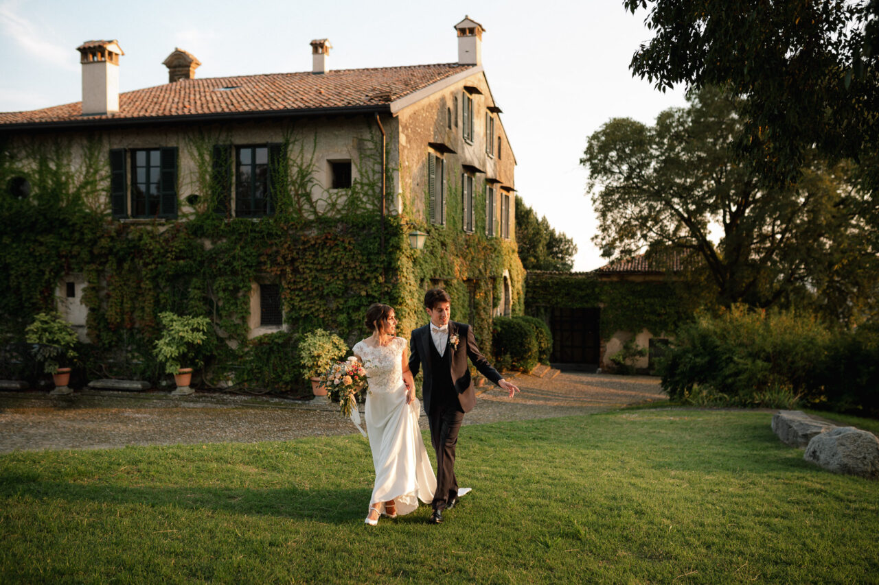 villa monte rossa sposi abiti classici tradizione bouquet colori pastello villa con edera dimora storica tramont