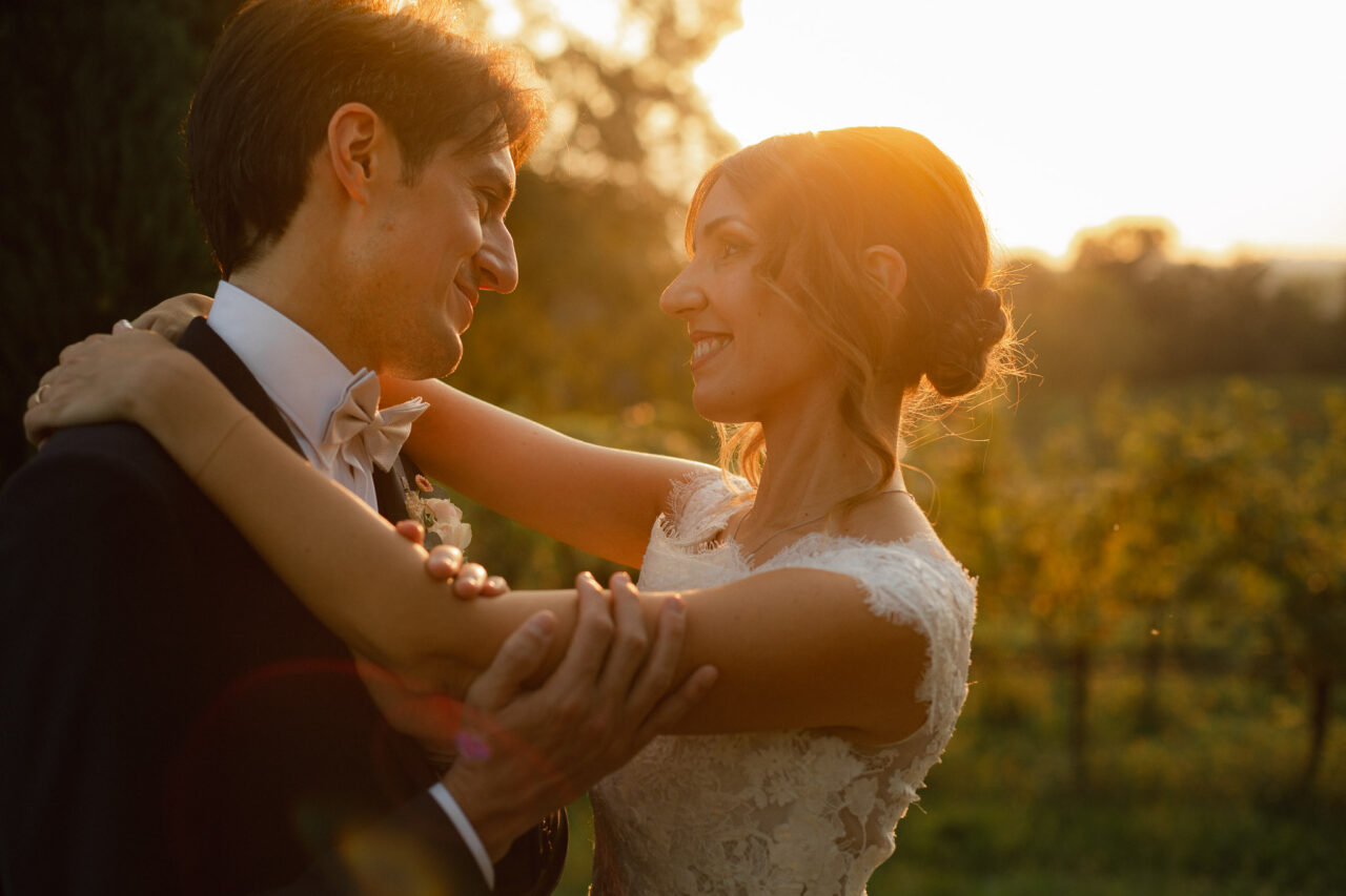 sposi tramonto vigne verde giardino villa monte rossa wedding day